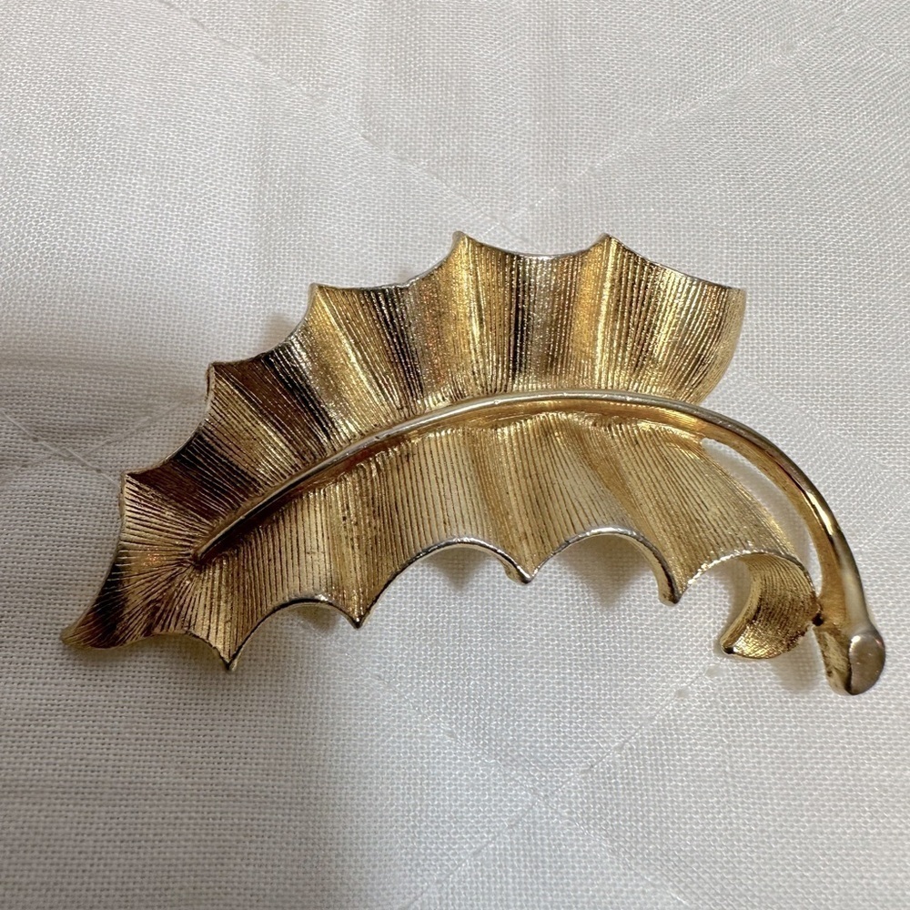 Vintage Gold Tone Textured Leaf Brooch Pin Metal